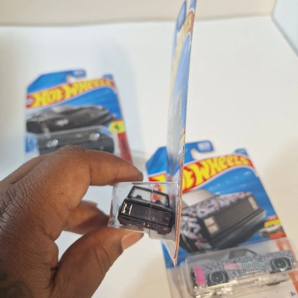 Hot Wheels Ferrari F40 Competizone 3/5 + 83 Chevy Silverado Black‎ Widow 3 Cars
